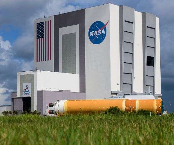 artemis-ii-core-stage-arrival-nasa-vab-daytime-candj-hg